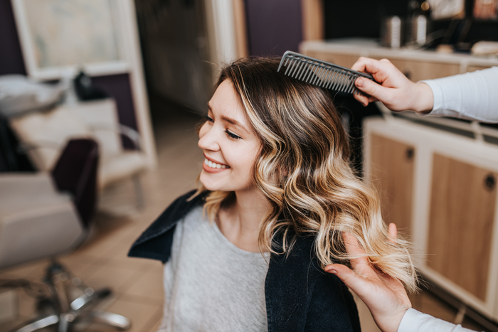 lijepa nasmijana djevojka došla na balayage pramenove u frizerski salon