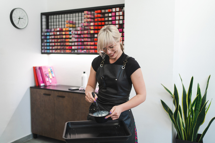 frizerka miješa boje u frizerskom salonu kako bi pogodila pravu nijansu za potpuni makeover