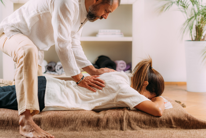 izvođenje japanske tehnike shiatsu masaže u salonu za masažu na Bilom brigu